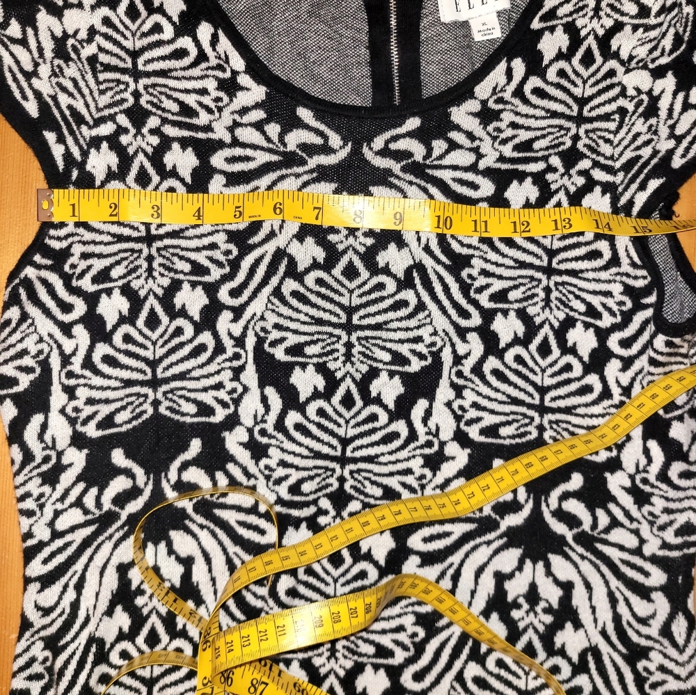 Cap sleeve black and white patterned sweater dress - Picture 4 of 4